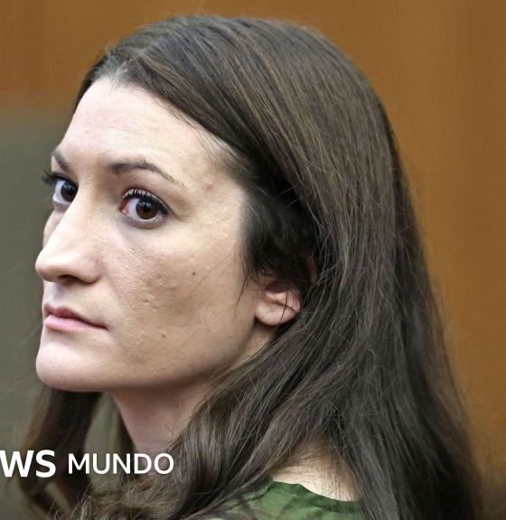 posibles veredictos — Lindsay Clancy permanece en el tribunal mientras el jurado delibera sobre su caso por el presunto asesinato de sus tres hijos. Foto de: Reuters