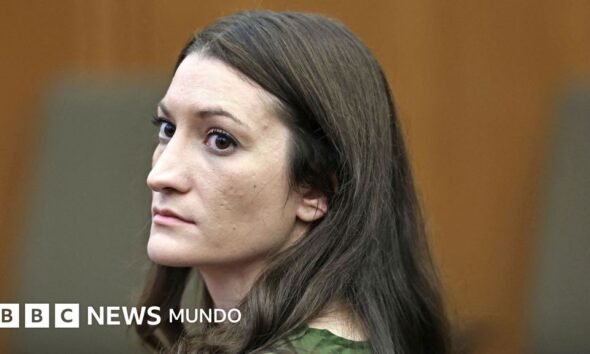 posibles veredictos — Lindsay Clancy permanece en el tribunal mientras el jurado delibera sobre su caso por el presunto asesinato de sus tres hijos. Foto de: Reuters