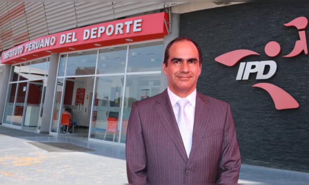 Óscar Fernández, nuevo presidente del Instituto Peruano del Deporte, posa frente a las instalaciones de la institución. Foto de: La República