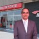 Óscar Fernández, nuevo presidente del Instituto Peruano del Deporte, posa frente a las instalaciones de la institución. Foto de: La República