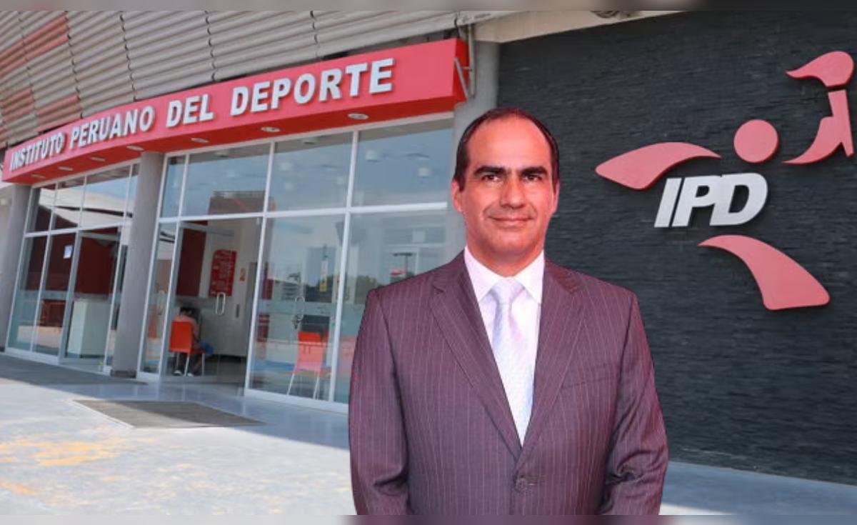 Óscar Fernández, nuevo presidente del Instituto Peruano del Deporte, posa frente a las instalaciones de la institución. Foto de: La República