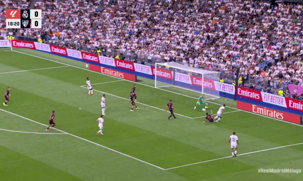 Acción en el área de meta durante el encuentro entre el Real Madrid y el Málaga. Foto de: Marca