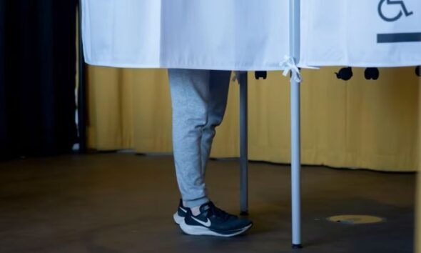 Referéndum Islandia — Una persona se encuentra en una zona de votación durante el referéndum sobre la entrada de Islandia a la Unión Europea. Foto de: CNN en Español
