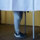 Referéndum Islandia — Una persona se encuentra en una zona de votación durante el referéndum sobre la entrada de Islandia a la Unión Europea. Foto de: CNN en Español