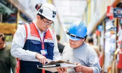 reforma laboral Perú — Trabajadores en una planta industrial revisan registros técnicos, reflejando los desafíos de la regulación laboral y las condiciones de trabajo en el Perú. Foto de: El Peruano