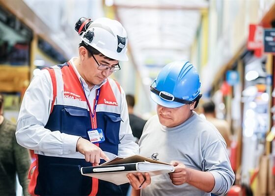 reforma laboral Perú — Trabajadores en una planta industrial revisan registros técnicos, reflejando los desafíos de la regulación laboral y las condiciones de trabajo en el Perú. Foto de: El Peruano