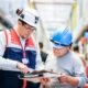 reforma laboral Perú — Trabajadores en una planta industrial revisan registros técnicos, reflejando los desafíos de la regulación laboral y las condiciones de trabajo en el Perú. Foto de: El Peruano
