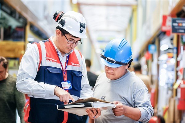 reforma laboral Perú — Trabajadores en una planta industrial revisan registros técnicos, reflejando los desafíos de la regulación laboral y las condiciones de trabajo en el Perú. Foto de: El Peruano