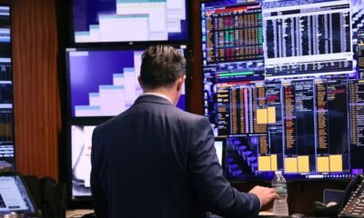 bonos soberanos — Un operador de bolsa monitorea pantallas con datos financieros mientras se analiza la rentabilidad de los títulos de deuda del Gobierno. Foto de: Gestión