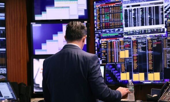 bonos soberanos — Un operador de bolsa monitorea pantallas con datos financieros mientras se analiza la rentabilidad de los títulos de deuda del Gobierno. Foto de: Gestión
