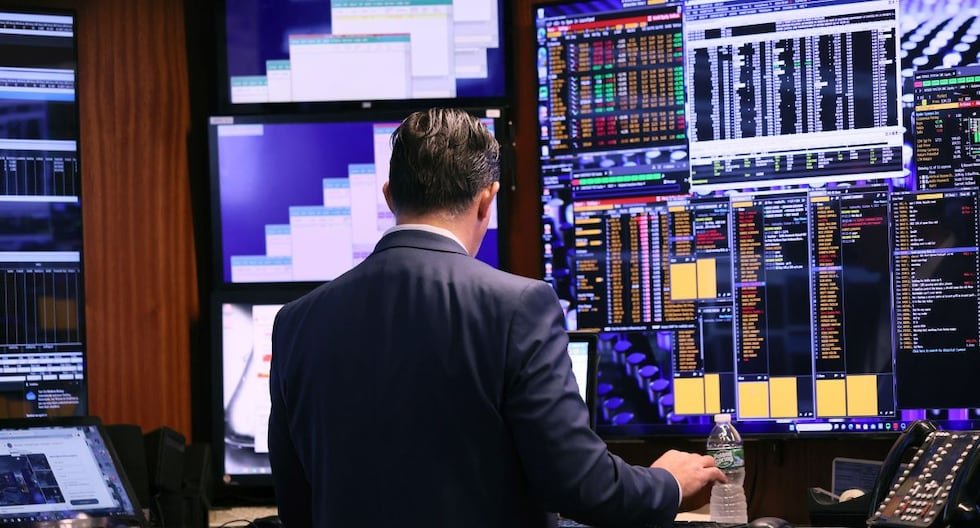 bonos soberanos — Un operador de bolsa monitorea pantallas con datos financieros mientras se analiza la rentabilidad de los títulos de deuda del Gobierno. Foto de: Gestión