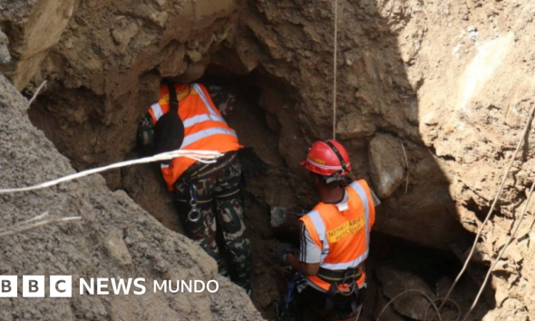 hidroeléctricas Nepal — Rescatistas utilizan explosiones controladas y herramientas mecánicas para despejar escombros y liberar a los trabajadores atrapados en los túneles de la central en Nepal. Foto de: Reuters