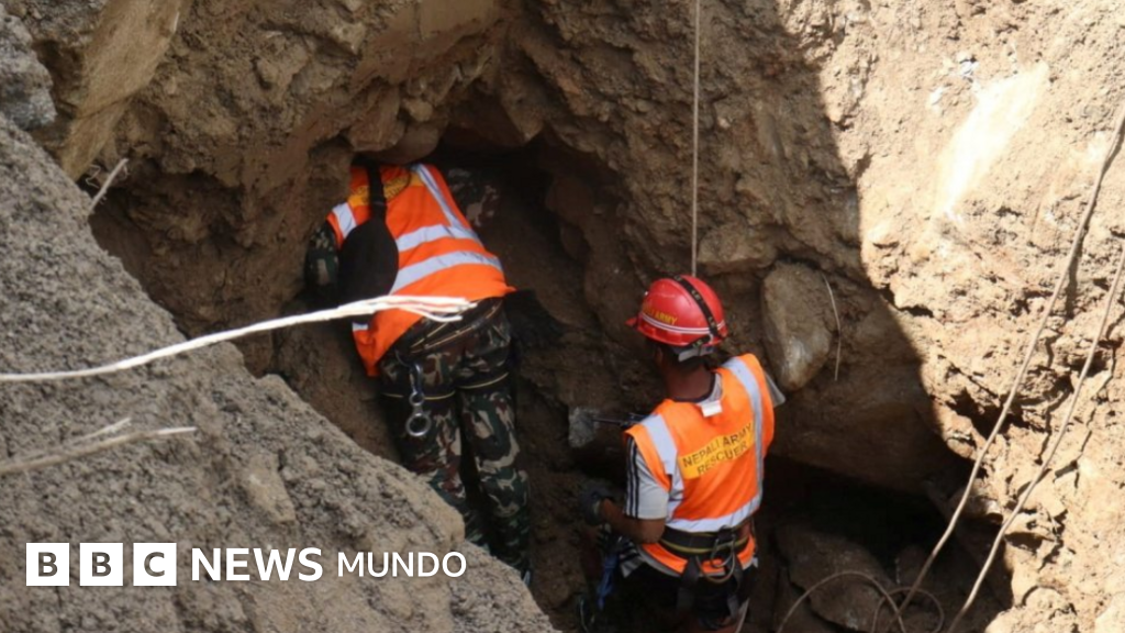 hidroeléctricas Nepal — Rescatistas utilizan explosiones controladas y herramientas mecánicas para despejar escombros y liberar a los trabajadores atrapados en los túneles de la central en Nepal. Foto de: Reuters