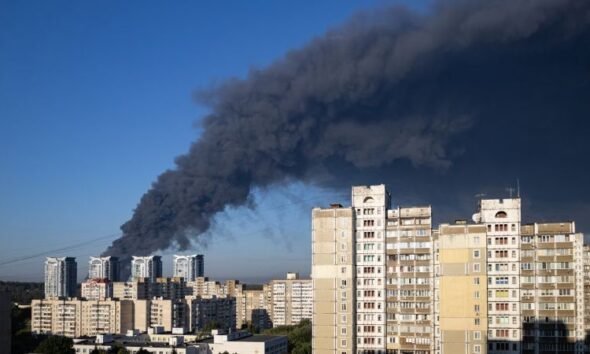 Bucha, cerca — Una densa columna de humo se eleva sobre edificios residenciales tras el ataque ruso a un almacén de municiones en Ucrania. Foto de: CNN en Español