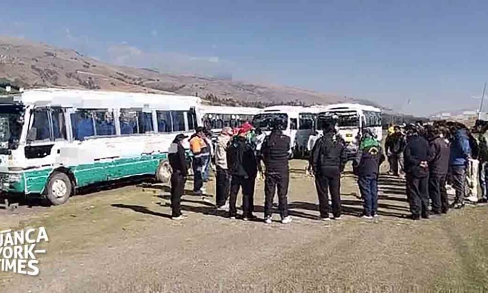 amenazas extorsión — Trabajadores y personal de la empresa San Carlos en Junín ante las presuntas amenazas de extorsión que paralizaron sus labores. Foto de: HUANCA YORK-TIMES