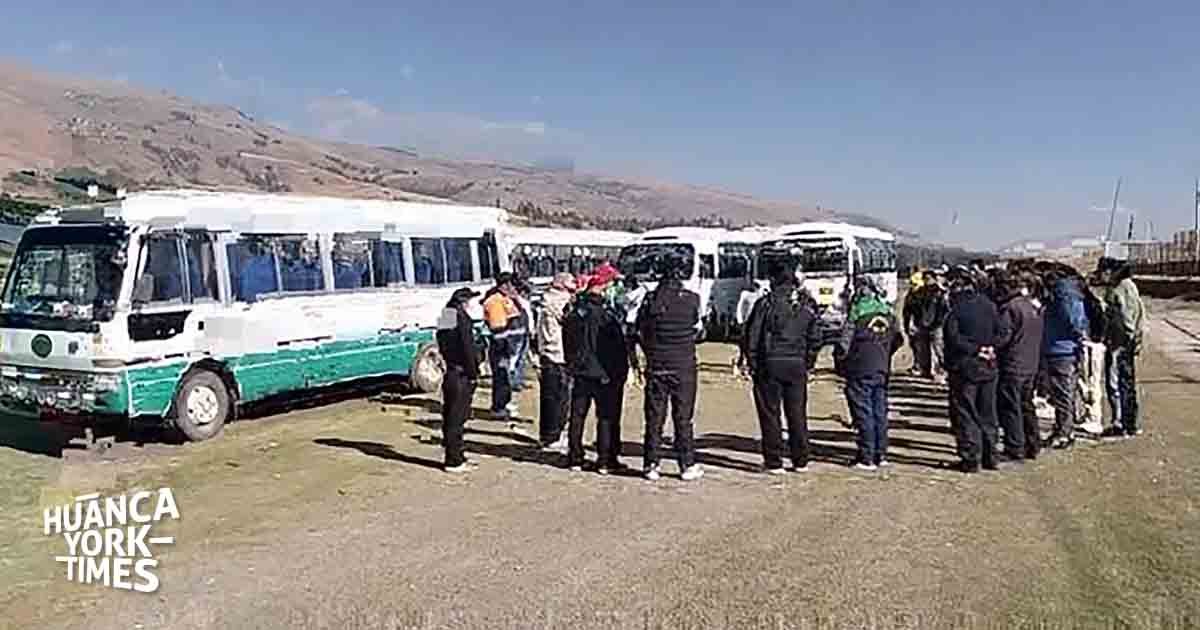 amenazas extorsión — Trabajadores y personal de la empresa San Carlos en Junín ante las presuntas amenazas de extorsión que paralizaron sus labores. Foto de: HUANCA YORK-TIMES