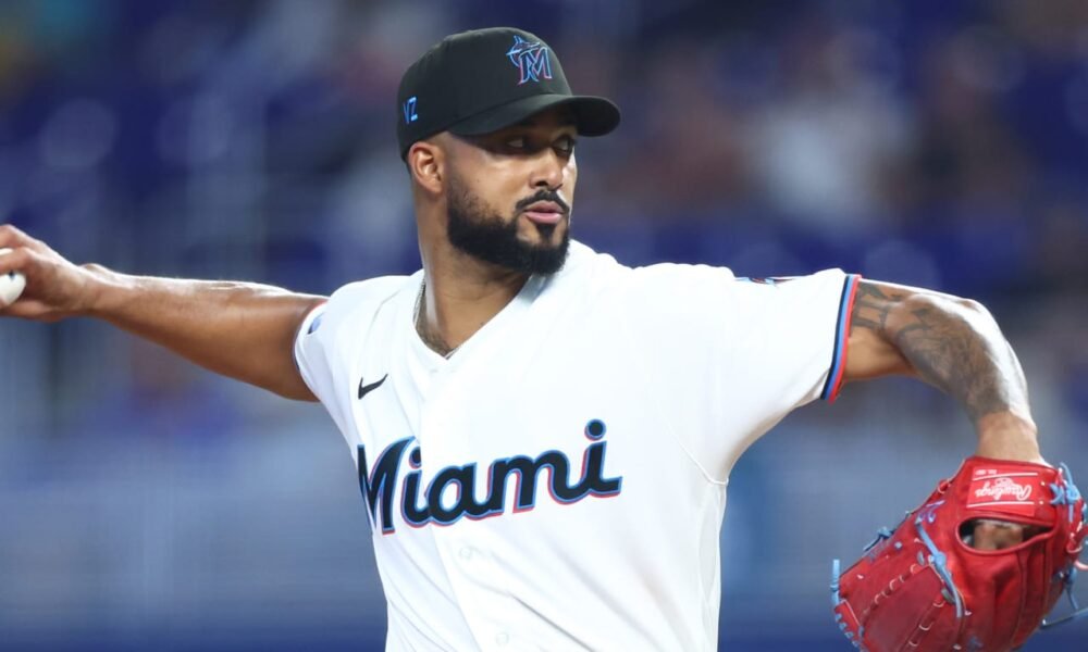 Sandy Alcántara — El lanzador de los Marlins, Jesús Alcántara, se prepara para lanzar la bola durante un encuentro de las Grandes Ligas. Foto de: MLB.com