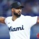 Sandy Alcántara — El lanzador de los Marlins, Jesús Alcántara, se prepara para lanzar la bola durante un encuentro de las Grandes Ligas. Foto de: MLB.com