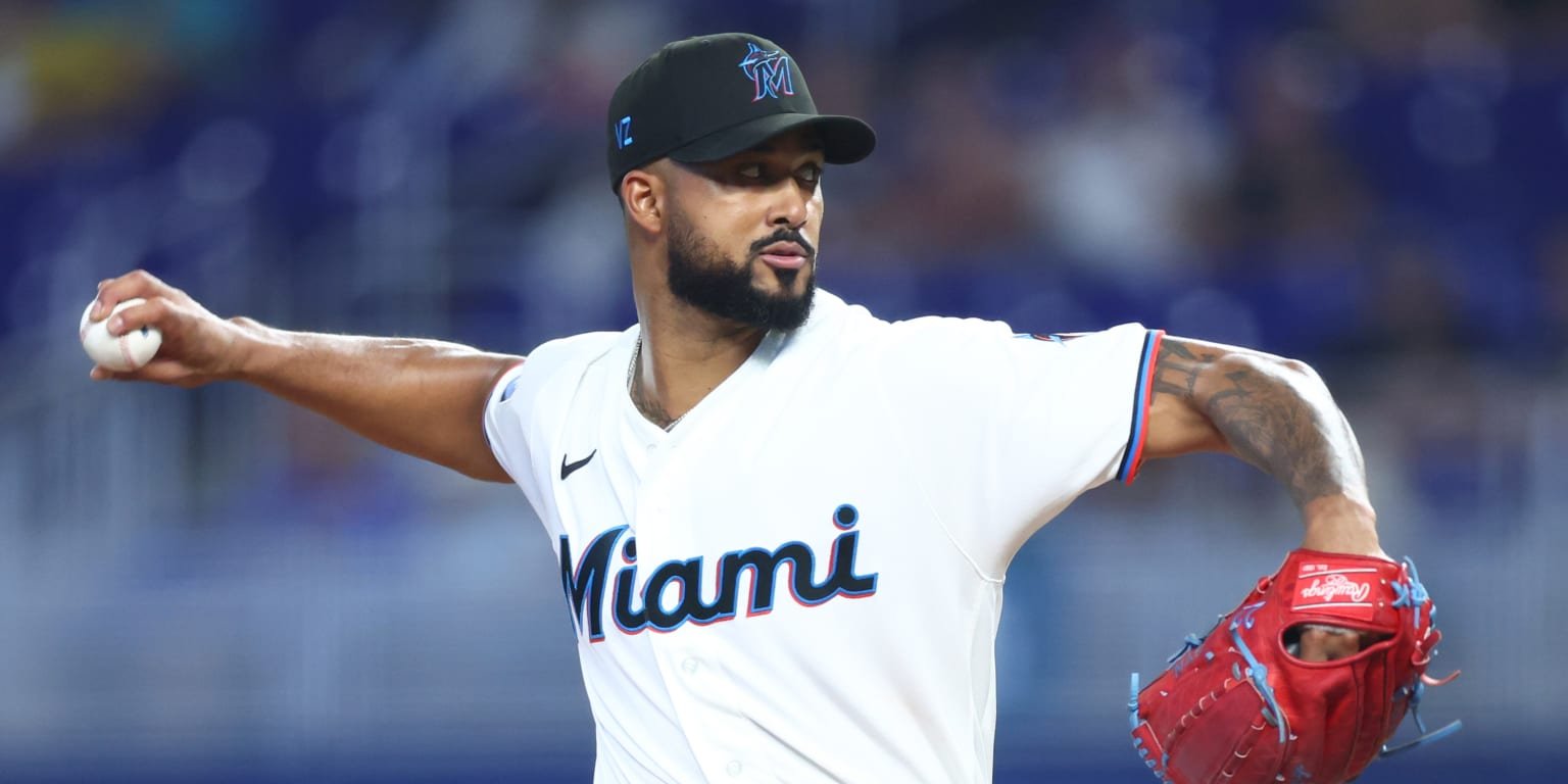 Sandy Alcántara — El lanzador de los Marlins, Jesús Alcántara, se prepara para lanzar la bola durante un encuentro de las Grandes Ligas. Foto de: MLB.com