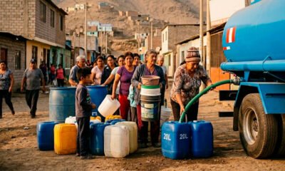 agua programados — Vecinos de una zona rural recolectan agua de un camión cisterna ante la escasez y cortes del suministro. Foto de: Exitosa Noticias