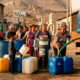 agua programados — Vecinos de una zona rural recolectan agua de un camión cisterna ante la escasez y cortes del suministro. Foto de: Exitosa Noticias