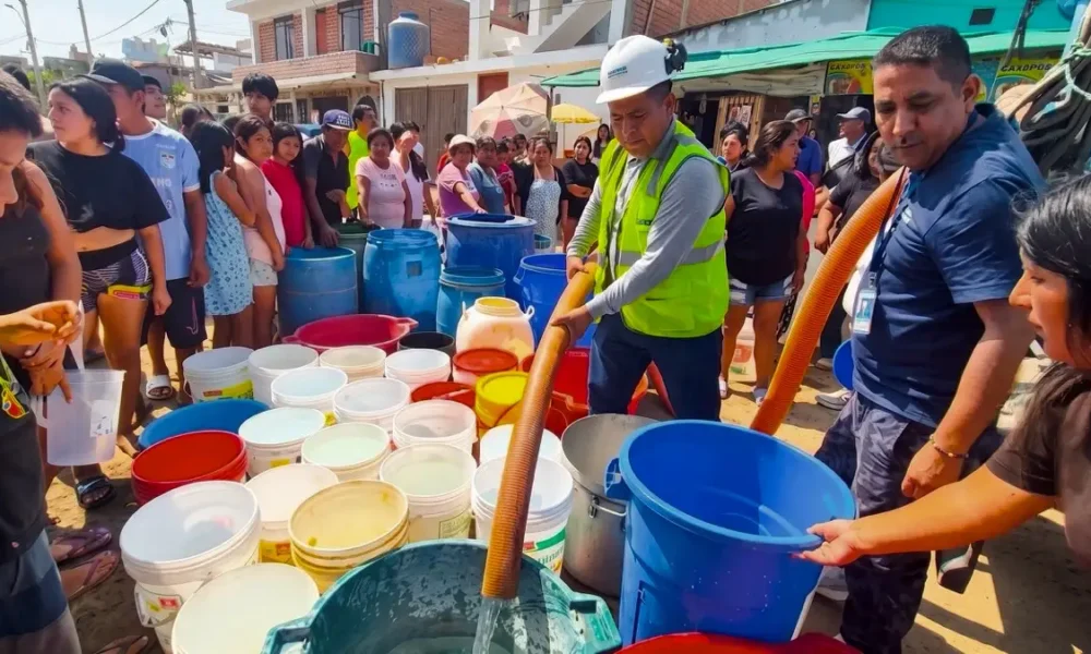cortes agua Arequipa — Vecinos y personal de servicios acuden a un punto de abastecimiento de agua ante los cortes programados en la ciudad de Arequipa. Foto de: El Búho