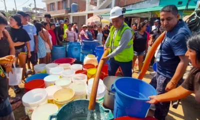 cortes agua Arequipa — Vecinos y personal de servicios acuden a un punto de abastecimiento de agua ante los cortes programados en la ciudad de Arequipa. Foto de: El Búho