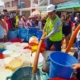 cortes agua Arequipa — Vecinos y personal de servicios acuden a un punto de abastecimiento de agua ante los cortes programados en la ciudad de Arequipa. Foto de: El Búho