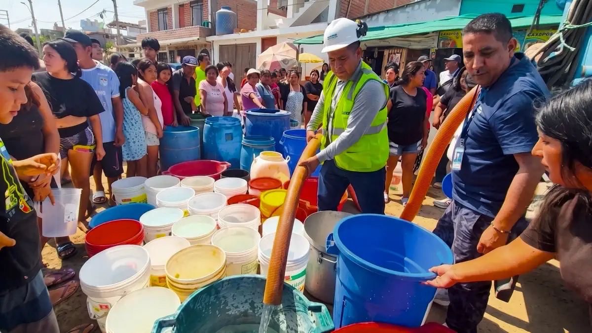 cortes agua Arequipa — Vecinos y personal de servicios acuden a un punto de abastecimiento de agua ante los cortes programados en la ciudad de Arequipa. Foto de: El Búho