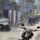 friaje Perú agosto — Vehículos y personas transitan por una calle bajo la lluvia en una zona comercial durante el periodo de friaje en Perú. Foto de: Gestión