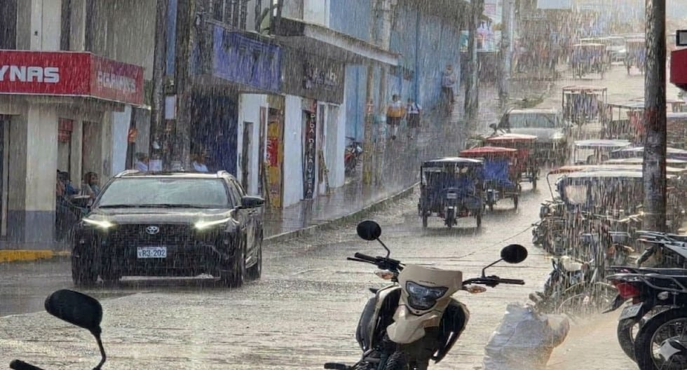 friaje Perú agosto — Vehículos y personas transitan por una calle bajo la lluvia en una zona comercial durante el periodo de friaje en Perú. Foto de: Gestión