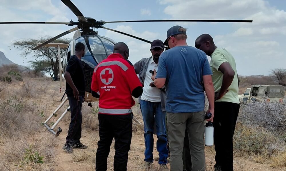 Siete personas — Personal de rescate trabajan en el lugar del accidente de un helicóptero de turistas en el condado de Samburu, Kenia. Foto de: Kenya Red Cross/Handout via Reuters