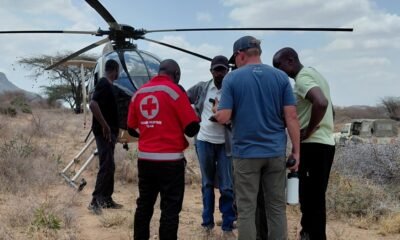 Siete personas — Personal de rescate trabajan en el lugar del accidente de un helicóptero de turistas en el condado de Samburu, Kenia. Foto de: Kenya Red Cross/Handout via Reuters
