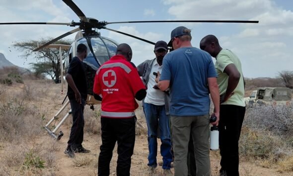 Siete personas — Personal de rescate trabajan en el lugar del accidente de un helicóptero de turistas en el condado de Samburu, Kenia. Foto de: Kenya Red Cross/Handout via Reuters
