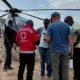 Siete personas — Personal de rescate trabajan en el lugar del accidente de un helicóptero de turistas en el condado de Samburu, Kenia. Foto de: Kenya Red Cross/Handout via Reuters