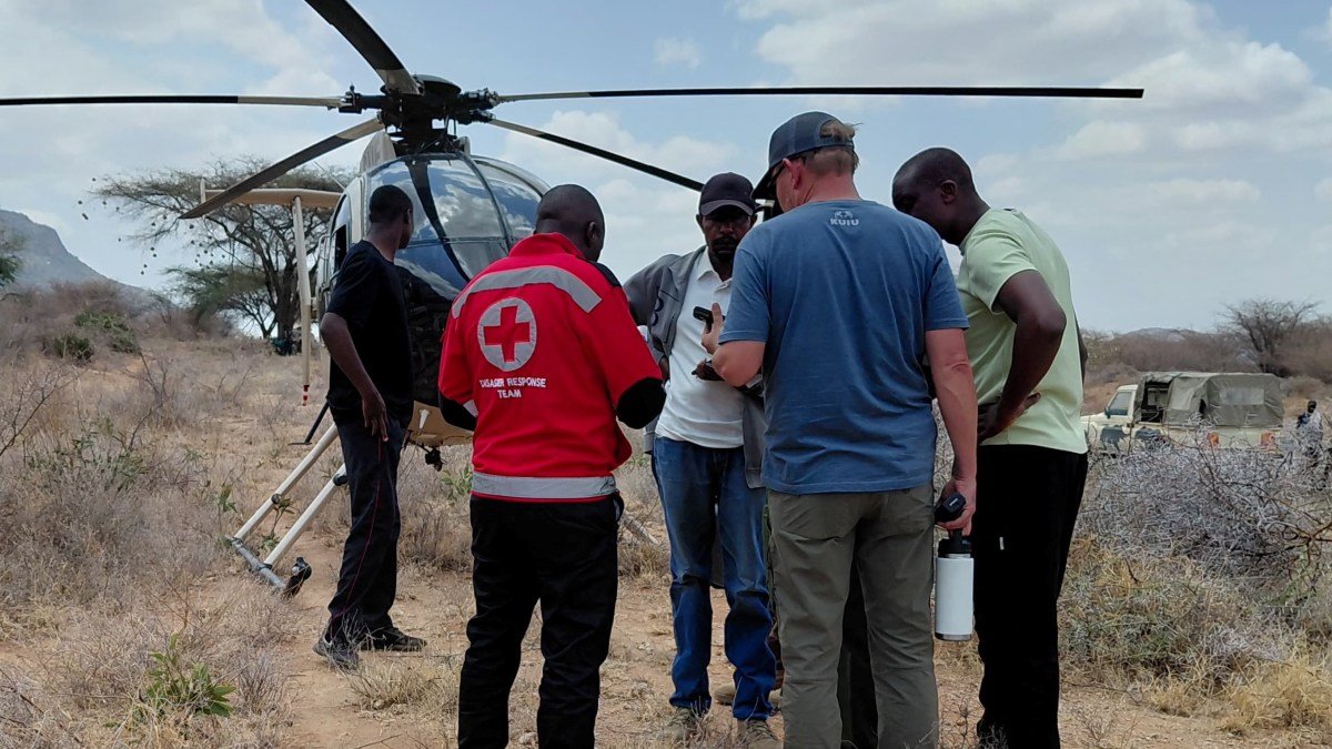 Siete personas — Personal de rescate trabajan en el lugar del accidente de un helicóptero de turistas en el condado de Samburu, Kenia. Foto de: Kenya Red Cross/Handout via Reuters