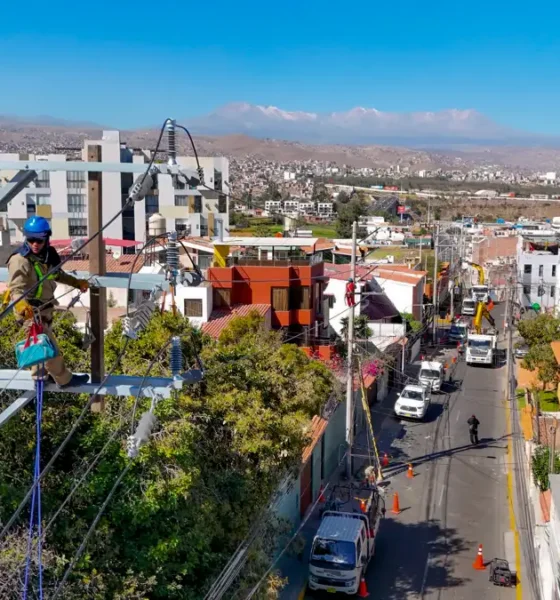 Sociedad Eléctrica — Un técnico trabaja en las líneas eléctricas en Arequipa, donde se programaron cortes de luz hasta el 3 de septiembre. Foto de: El Búho