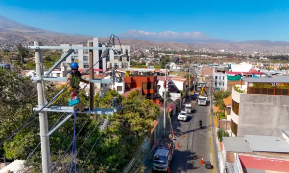 Sociedad Eléctrica — Un técnico trabaja en las líneas eléctricas en Arequipa, donde se programaron cortes de luz hasta el 3 de septiembre. Foto de: El Búho