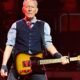 Springsteen toca Born — Bruce Springsteen interpreta una versión acústica de 'Born to Run' mientras reflexiona sobre el diagnóstico de cáncer de su esposa. Foto de: Astrida Valigorsky/Getty Images