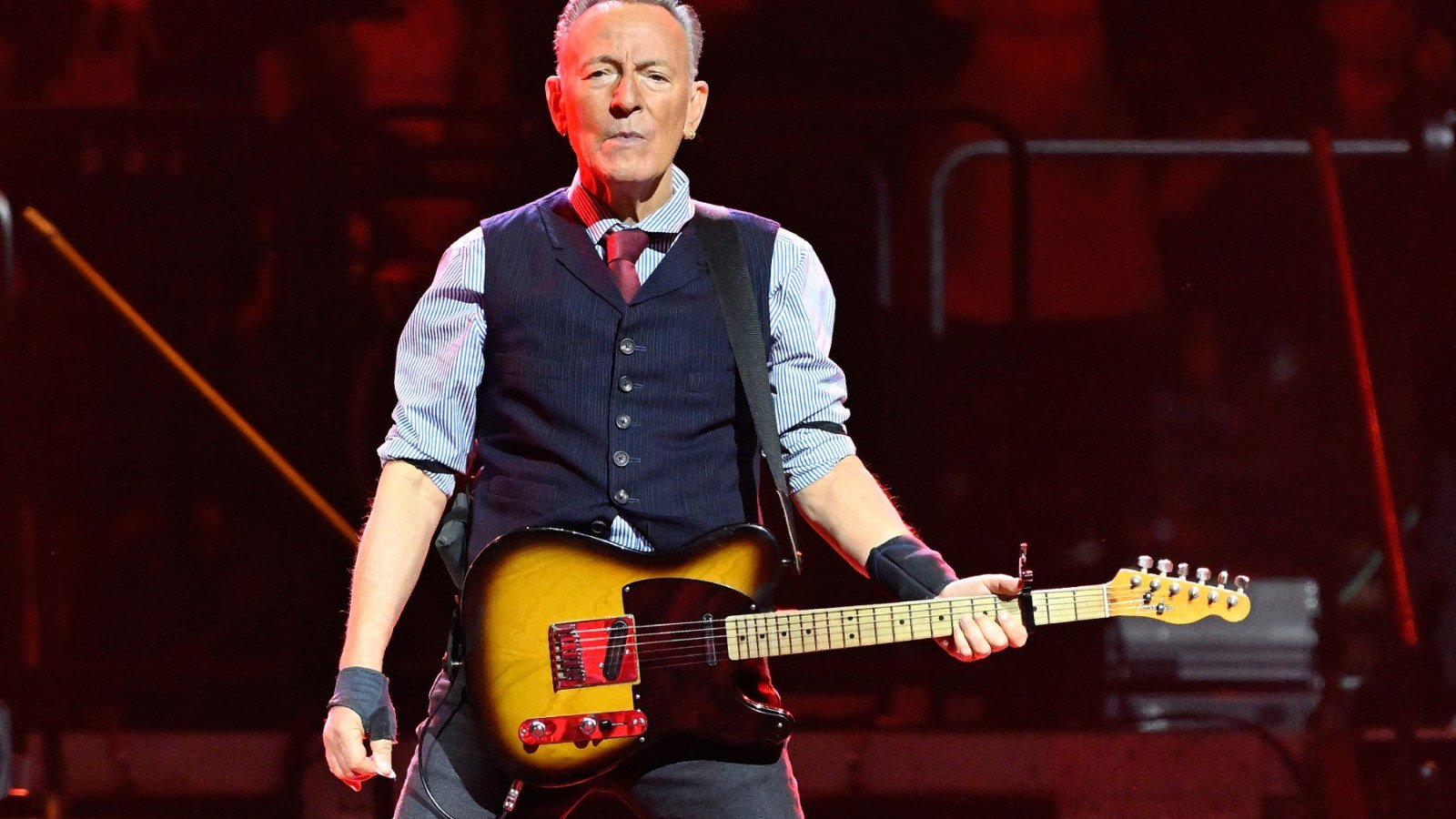 Springsteen toca Born — Bruce Springsteen interpreta una versión acústica de 'Born to Run' mientras reflexiona sobre el diagnóstico de cáncer de su esposa. Foto de: Astrida Valigorsky/Getty Images