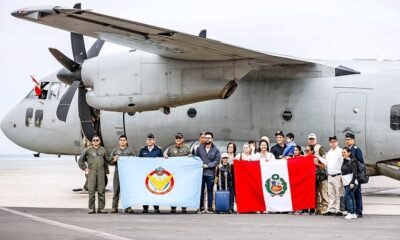 Miembros de la Fuerza Aérea del Perú y familias peruanas posan frente a un avión tras el operativo de repatriación desde Venezuela. Foto de: El Peruano