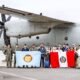 Miembros de la Fuerza Aérea del Perú y familias peruanas posan frente a un avión tras el operativo de repatriación desde Venezuela. Foto de: El Peruano