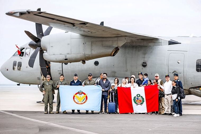 Miembros de la Fuerza Aérea del Perú y familias peruanas posan frente a un avión tras el operativo de repatriación desde Venezuela. Foto de: El Peruano