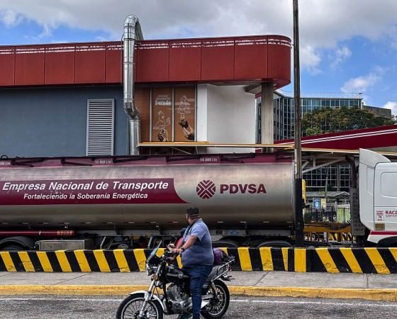 acuerdo petrolero — Un camión de la empresa estatal venezolana PDVSA transporta productos derivados del petróleo en un complejo industrial. Foto de: CNN en Español