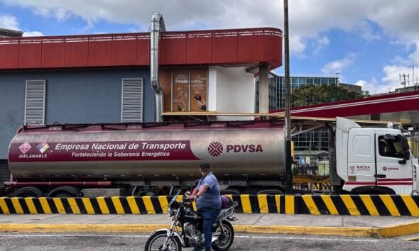 acuerdo petrolero — Un camión de la empresa estatal venezolana PDVSA transporta productos derivados del petróleo en un complejo industrial. Foto de: CNN en Español