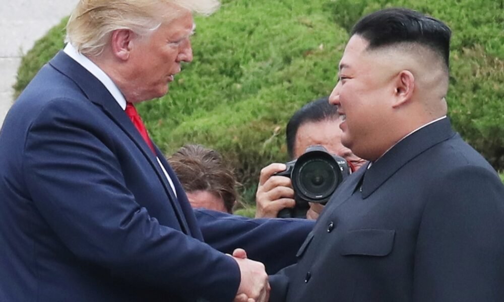 armas nucleares — Donald Trump y Kim Jong-un se dan la mano durante un encuentro diplomático en la frontera de Corea del Norte. Foto de: Infobae