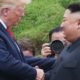 armas nucleares — Donald Trump y Kim Jong-un se dan la mano durante un encuentro diplomático en la frontera de Corea del Norte. Foto de: Infobae