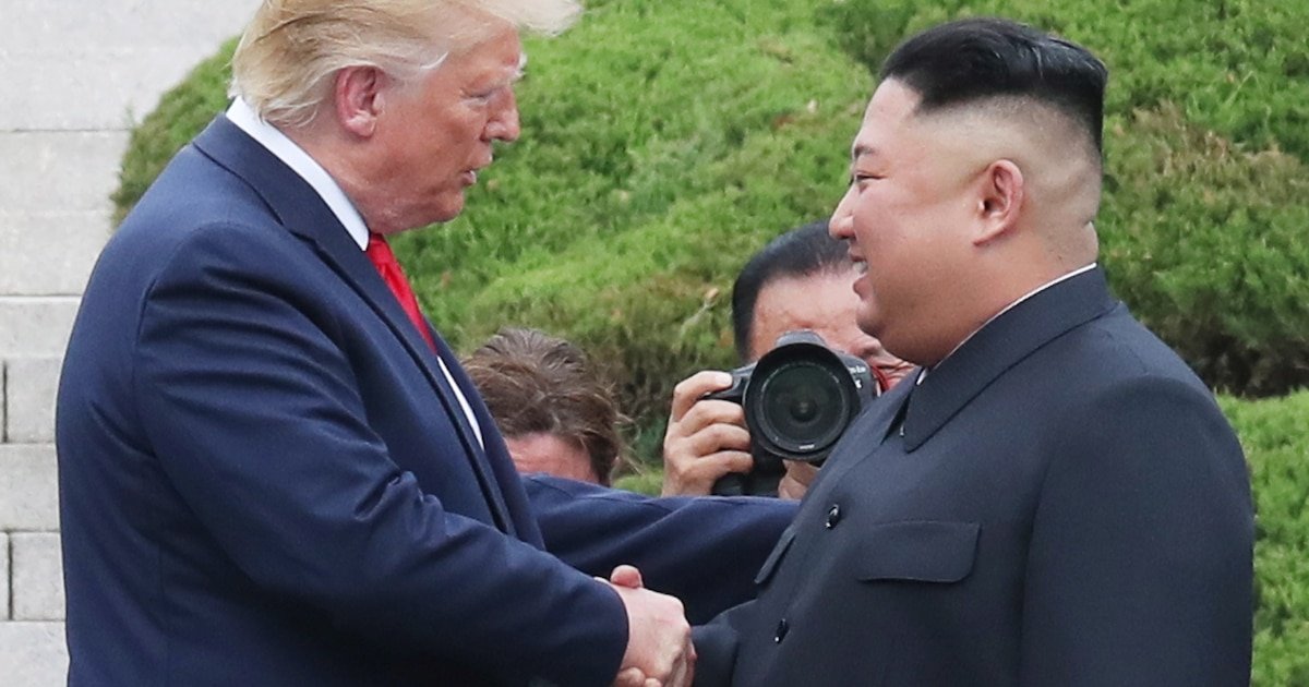 armas nucleares — Donald Trump y Kim Jong-un se dan la mano durante un encuentro diplomático en la frontera de Corea del Norte. Foto de: Infobae
