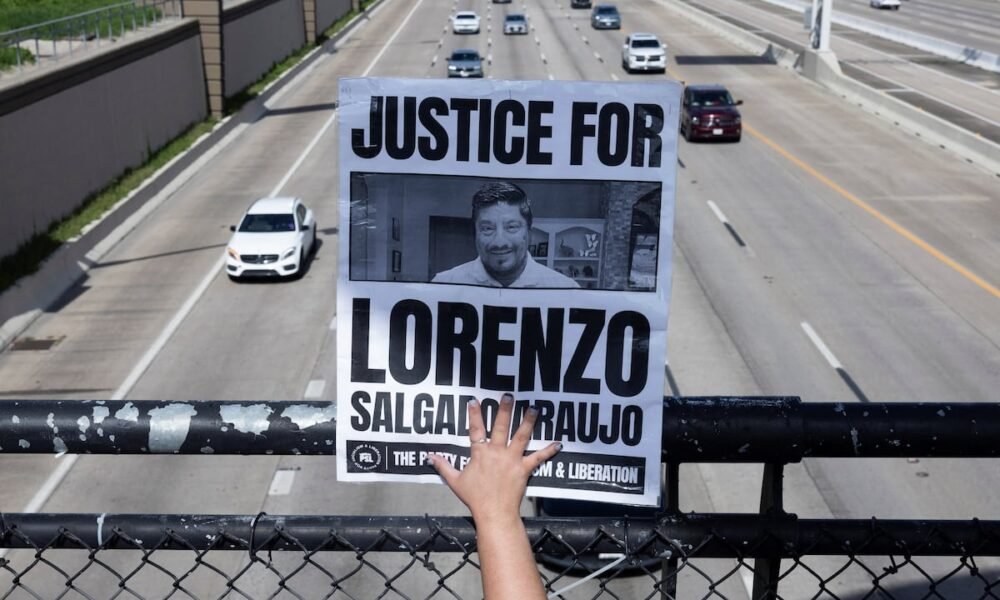 detención migratoria Daniel Tirado — Una pancarta de protesta en Houston pide justicia por Lorenzo Salgado Araujo, cuya muerte ha generado controversia legal en Estados Unidos. Foto de: Antranik Tavitian (REUTERS