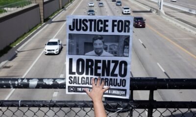detención migratoria Daniel Tirado — Una pancarta de protesta en Houston pide justicia por Lorenzo Salgado Araujo, cuya muerte ha generado controversia legal en Estados Unidos. Foto de: Antranik Tavitian (REUTERS